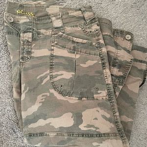 PLUGG Camo Capris Junior Sz 9